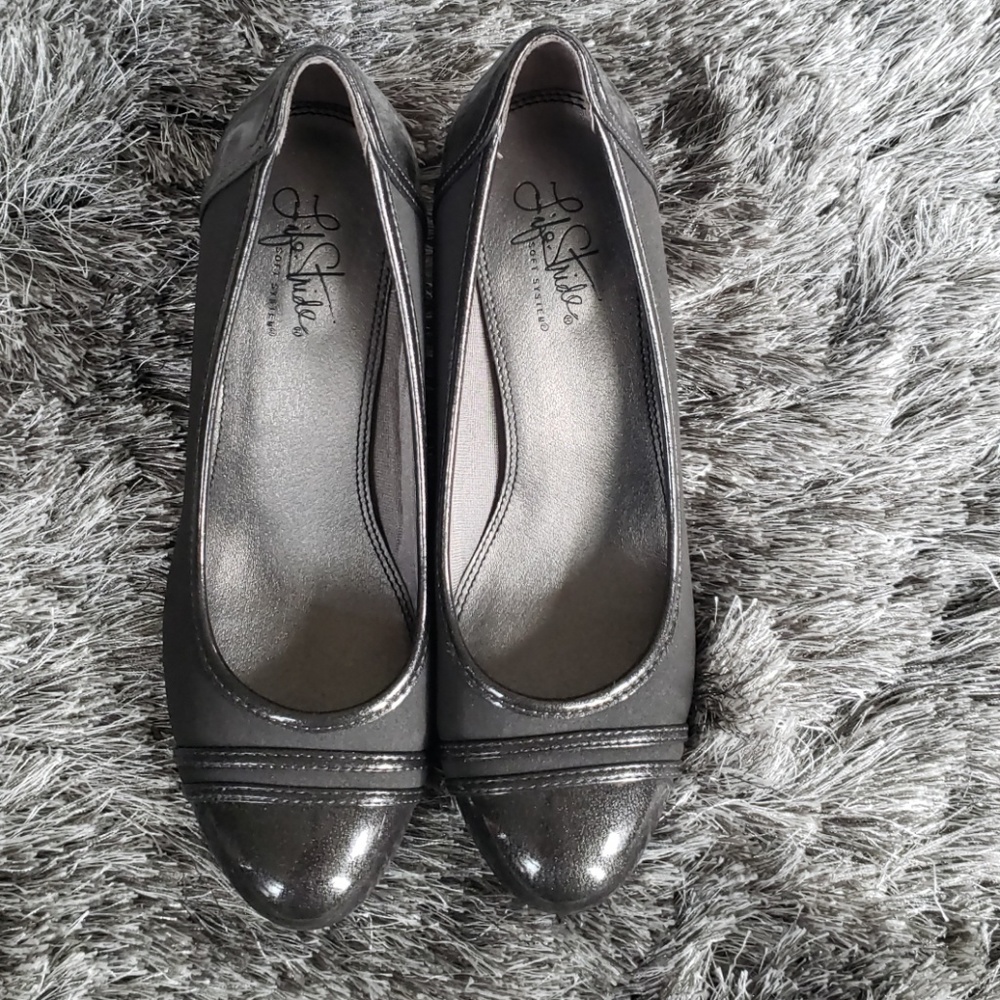 Life Stride dark gray pumps